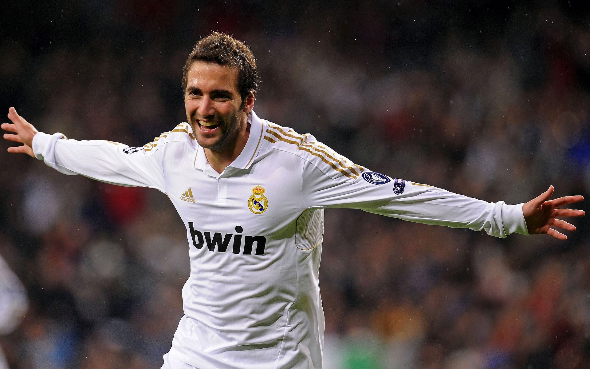 内马尔魔幻舞步点燃马拉多纳球场，那不勒斯完胜罗马诠释艺术足球