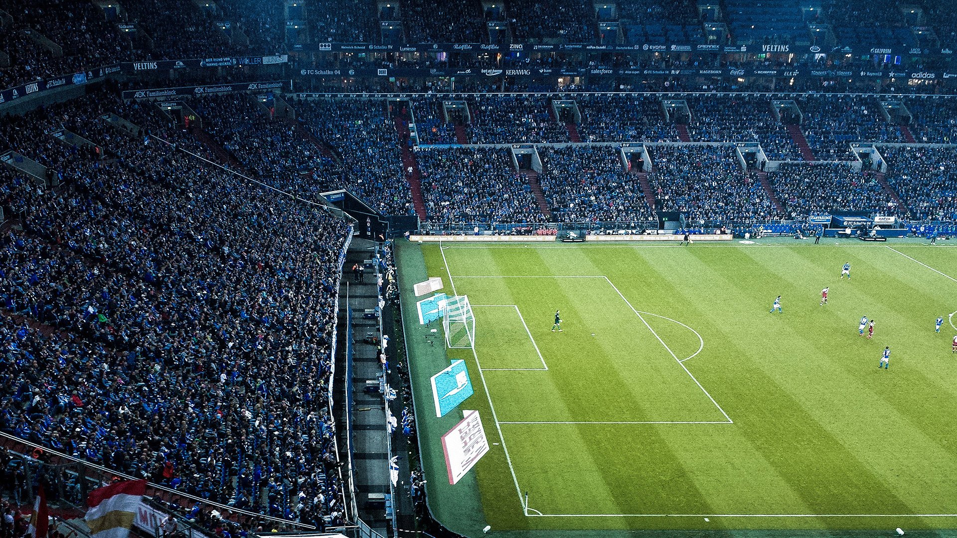 赛道上的绝杀，勒克莱尔率队上演梅赛德斯对迈凯伦的逆转胜利